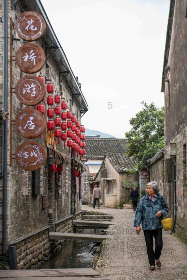 41岁谢霆锋拍戏被偶遇，拍戏现场有哪些亮点值得关注？